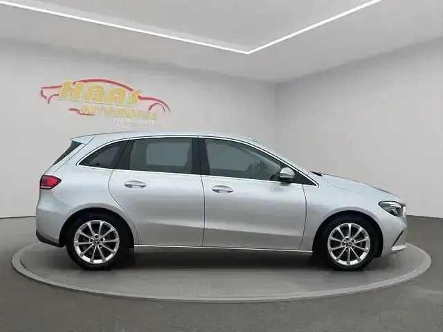 Gebraucht Mercedes B180 140 PS (102 kW) 2022 Silber Kleinwagen