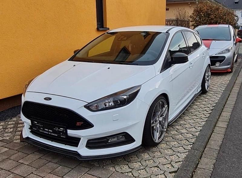 Gebraucht Ford Focus ST 300 PS (220 kW) 2017 Weiß Limousine