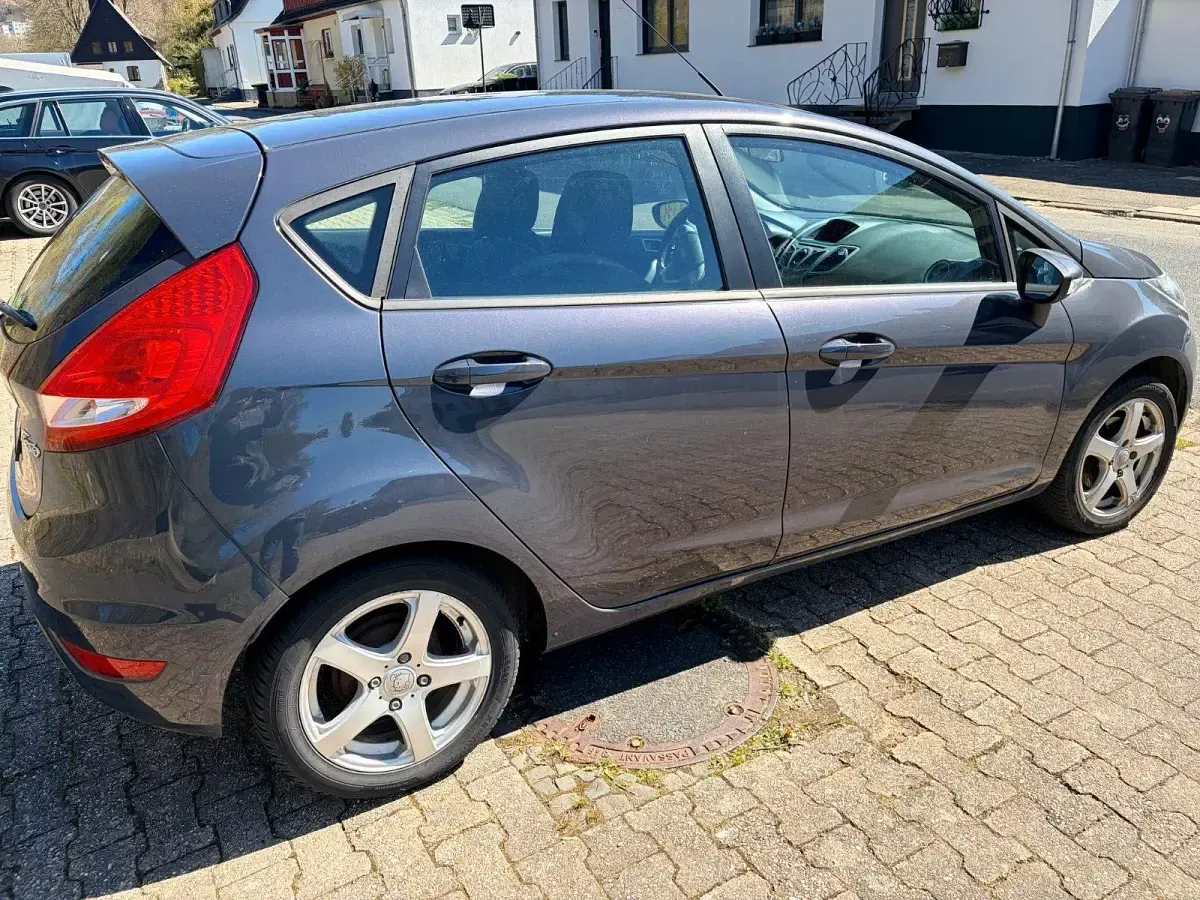 Gebraucht Ford Fiesta 69 PS (50 kW) 2012 Blau Kleinwagen