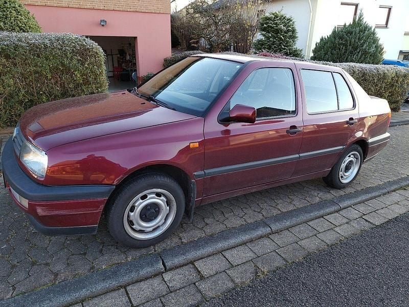 Gebraucht VW Vento 75 PS (55 kW) 1993 Rot Limousine