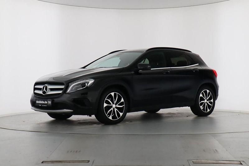 Kosmosschwarz metalliclack Gebraucht 2015 Mercedes GLA200 Style SUV | 15.889 € (Guter Preis) - Bild 1/4