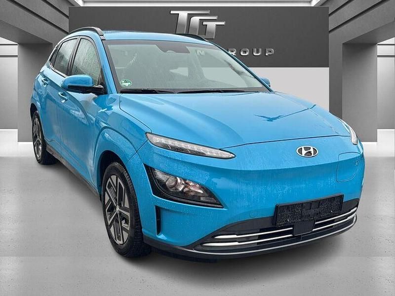 Gebraucht Hyundai Kona Select 100 kW (136 PS) 2023 Blau dive in jeju / sol (metallic) SUV