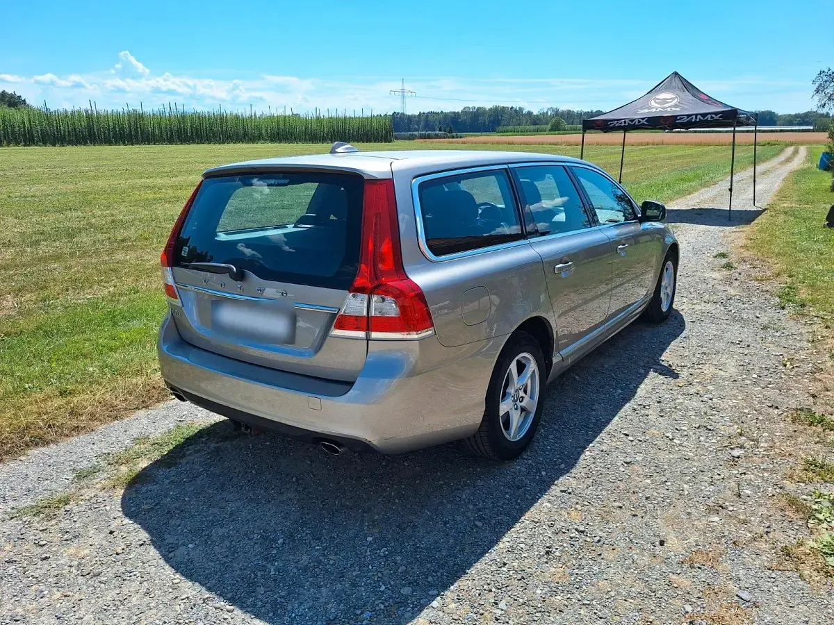 Gebraucht Volvo V70 Kinetic 181 PS (133 kW) 2014 Silber Kombi