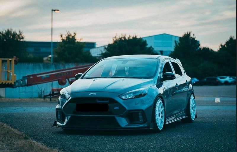 Grau Gebraucht 2016 Ford Focus RS Limousine | 28.000 € - Bild 1/4