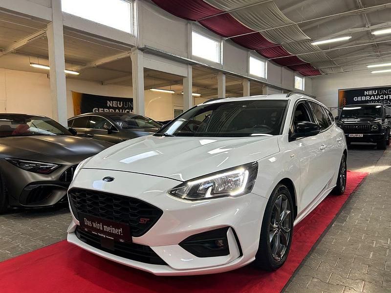 Weiß Gebraucht 2019 Ford Focus ST-Line Limousine | 13.499 € - Bild 1/4