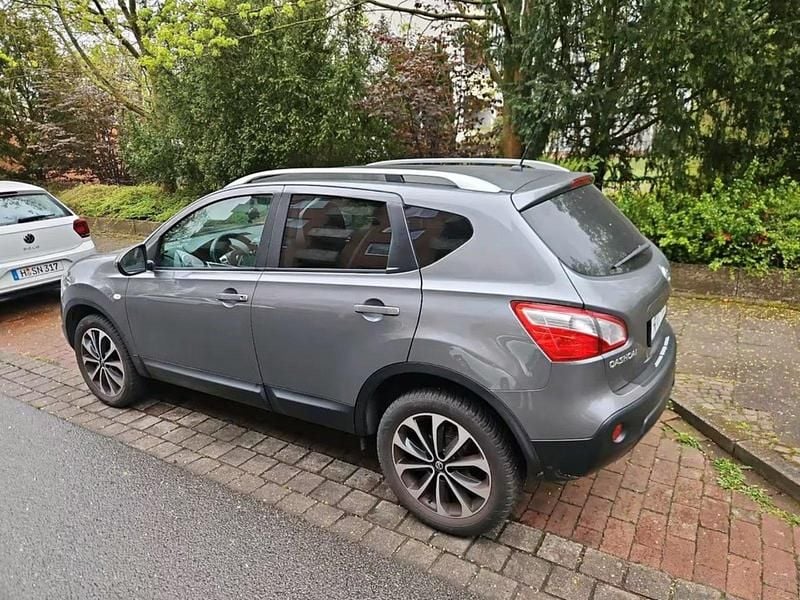 Grau Gebraucht 2012 Nissan Qashqai 360º SUV | 5.400 € (Fairer Preis) - Bild 1/4