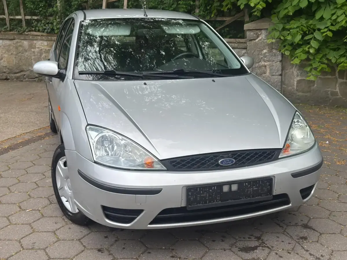 Usado Ford Focus 100 CV (73 kW) 2003 Plateado Berlina