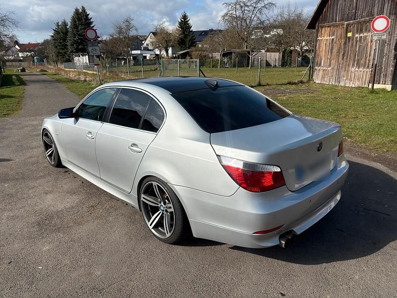 Gebraucht BMW 530 231 PS (169 kW) 2003 Silber Limousine