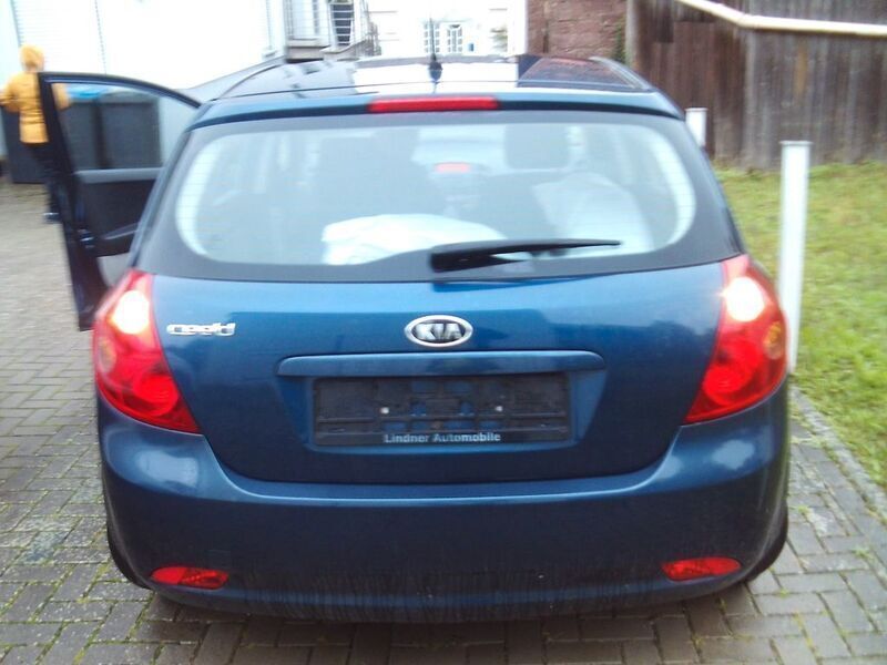 Gebraucht Kia Ceed Attract 109 PS (80 kW) 2009 Blau Kleinwagen