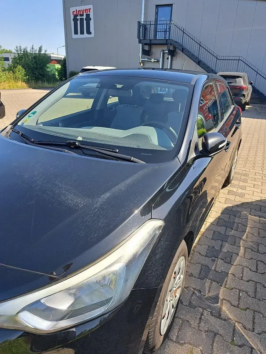 Gebraucht Hyundai i20 Classic 84 PS (61 kW) 2016 Schwarz Kleinwagen