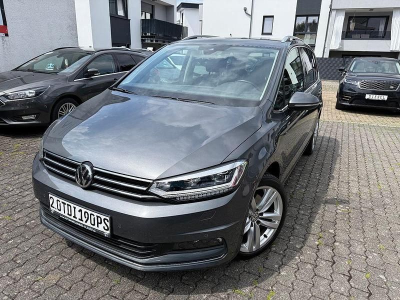 Grau Gebraucht 2018 VW Touran Highline Van / Kleinbus | 23.999 € (Etwas zu teuer) - Bild 1/4