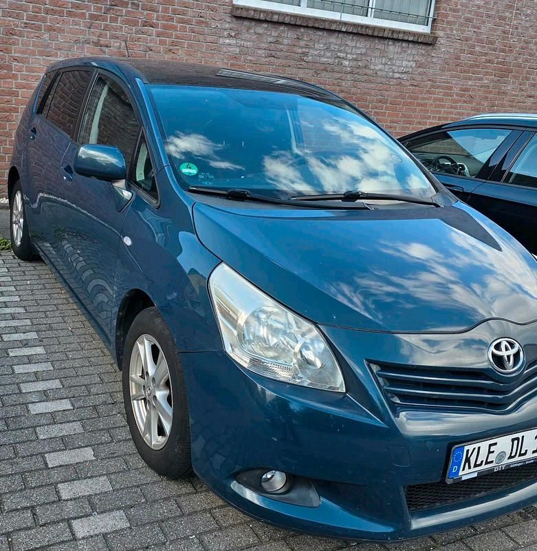 Blau Gebraucht 2010 Toyota Verso Van / Kleinbus | 5.500 € (Fairer Preis) - Bild 1/4