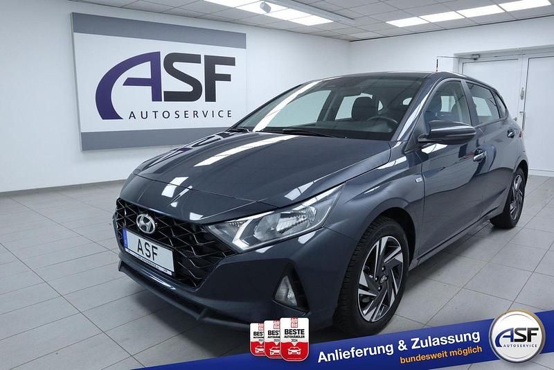 Grau Gebraucht 2021 Hyundai i20 Select Limousine | 15.470 € (Fairer Preis) - Bild 1/3