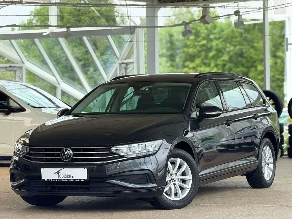Gebraucht VW Passat 122 PS (89 kW) 2023 Grau Kombi