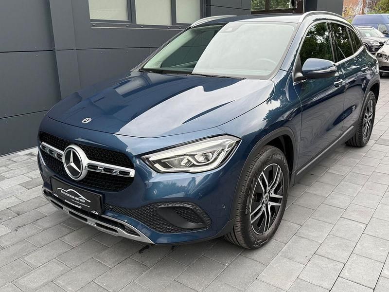 Blau Gebraucht 2021 Mercedes GLA200 Progressive SUV | 26.500 € - Bild 1/4