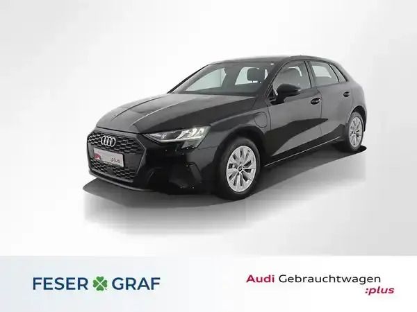 Brillantschwarz Gebraucht 2021 Audi A3 Sportback e-tron Comfort Limousine | 22.777 € (Fairer Preis) - Bild 1/4