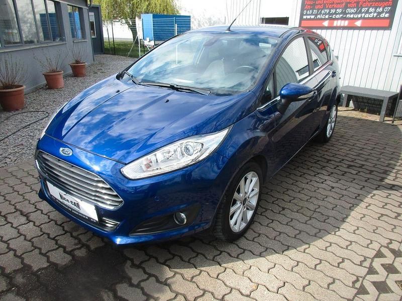 Blau Gebraucht 2015 Ford Fiesta Titanium Kleinwagen | 5.899 € (Fairer Preis) - Bild 1/4