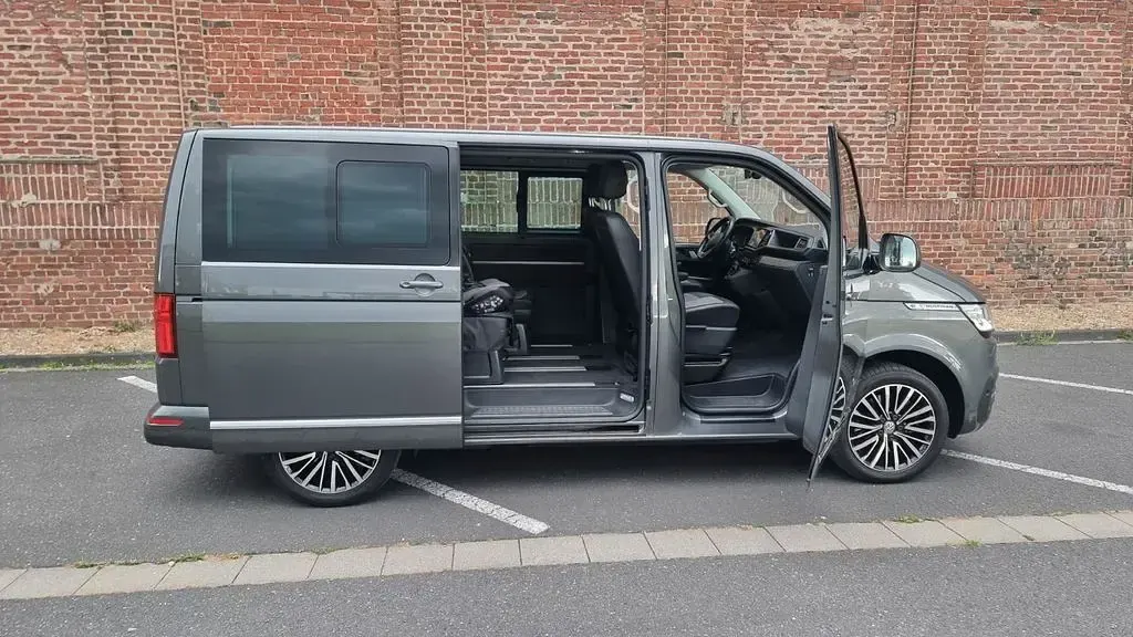 Gebraucht VW Multivan Highline 199 PS (146 kW) 2020 Grau Van / Kleinbus