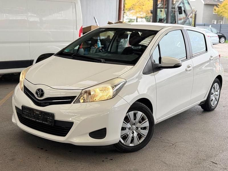 Weiß Gebraucht 2011 Toyota Yaris Limousine | 4.400 € (Etwas zu teuer) - Bild 1/4