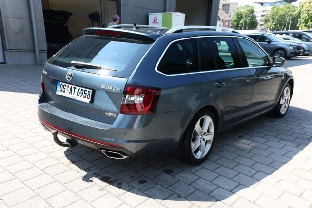 Quarzgrau metallic quarzgrau metallic Gebraucht 2018 Skoda Octavia RS Kombi | 21.632 € (Teuer) - Bild 1/4