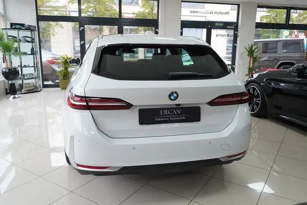 Gebraucht BMW 520 Sport Line 197 PS (144 kW) 2024 Weiß Kombi