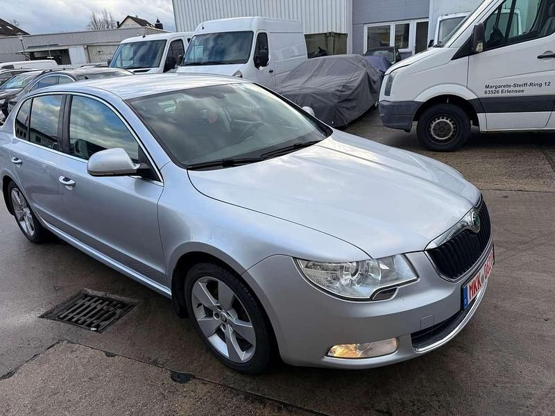 Gebraucht Skoda Superb Ambition 140 PS (102 kW) 2012 Brilliantsilber metallic Limousine