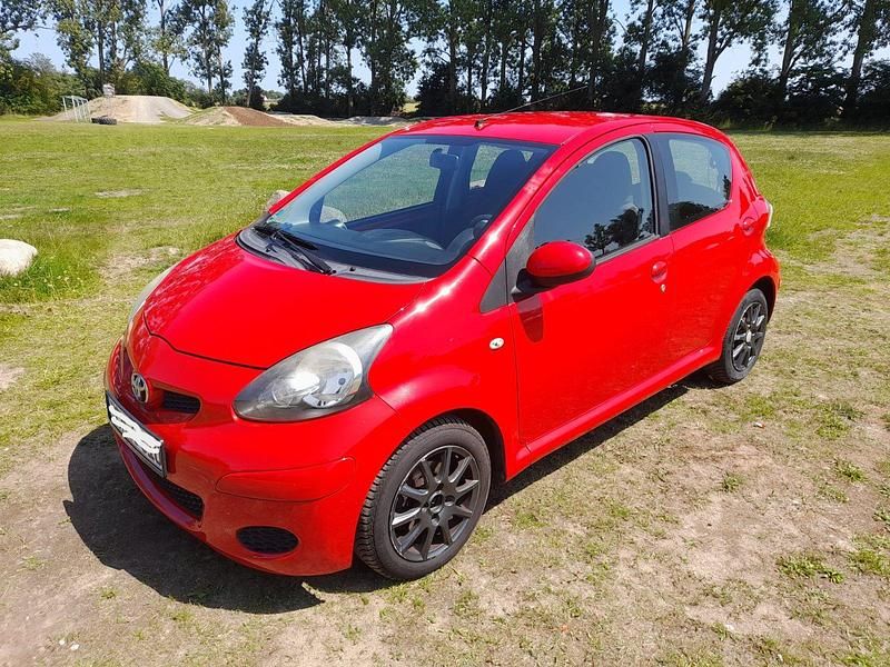 Rot Gebraucht 2009 Toyota Aygo Kleinwagen | 2.690 € - Bild 1/4