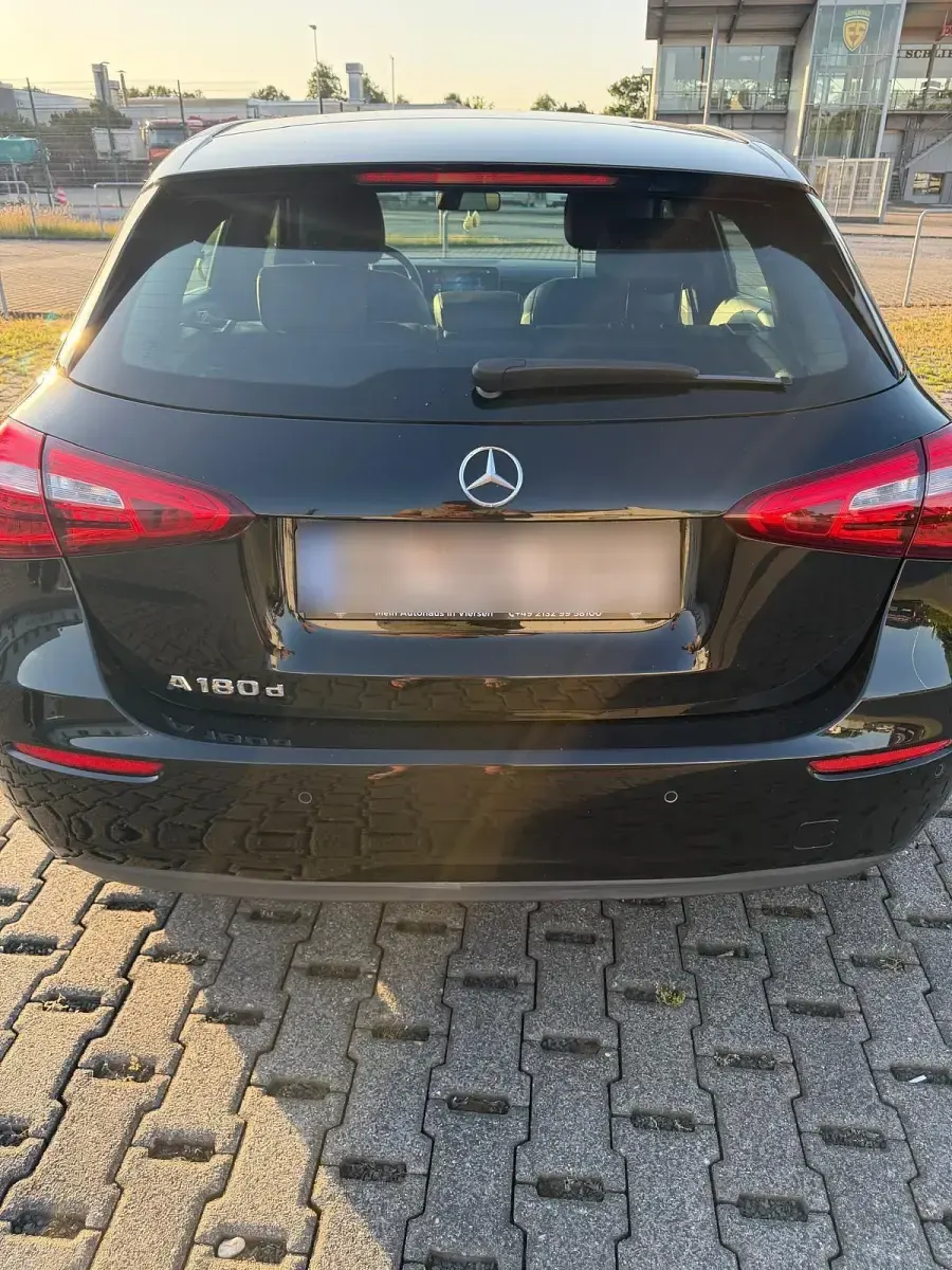 Gebraucht Mercedes A180 116 PS (85 kW) 2018 Schwarz Limousine