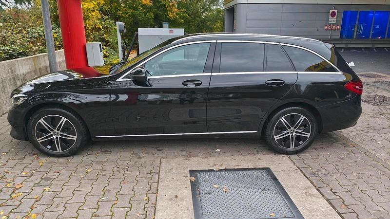 Schwarz Gebraucht 2020 Mercedes 200 Kombi | 21.900 € - Bild 1/4