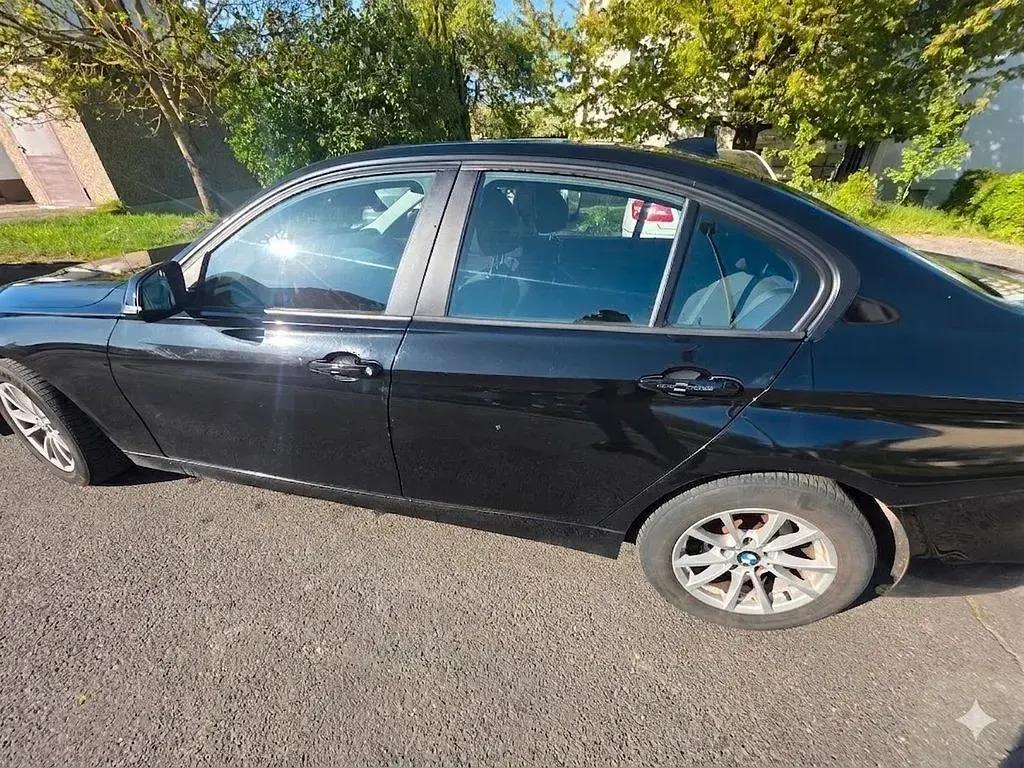 Gebraucht BMW 318 Sport Line 143 PS (105 kW) 2013 Schwarz Limousine