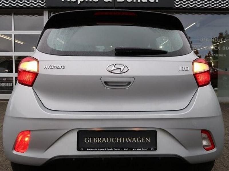 Gebraucht Hyundai i10 Select 67 PS (49 kW) 2021 Sleek silver metallic (metallic) Kleinwagen
