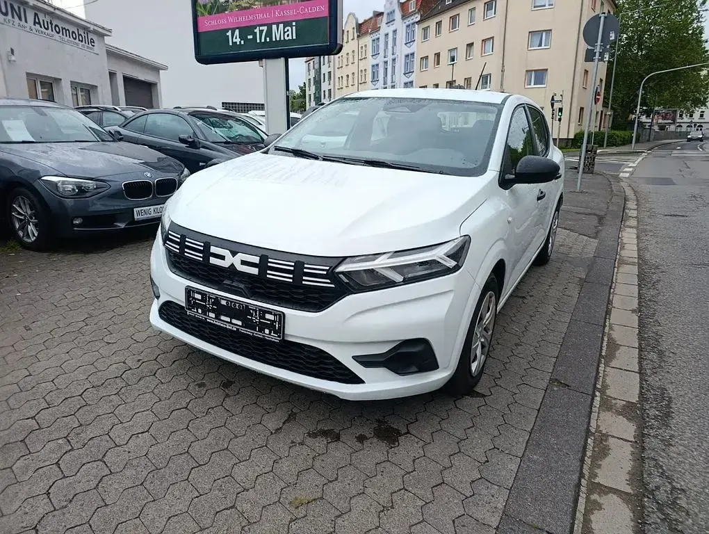 Gebraucht Dacia Sandero Essentiel 67 PS (49 kW) 2024 Weiß Limousine