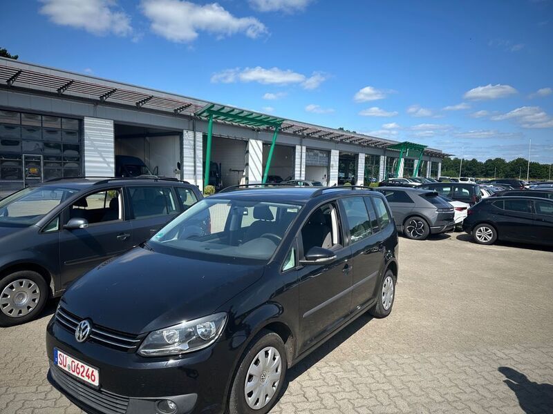 Schwarz Gebraucht 2011 VW Touran Trendline Van / Kleinbus | 4.499 € (Etwas zu teuer) - Bild 1/4
