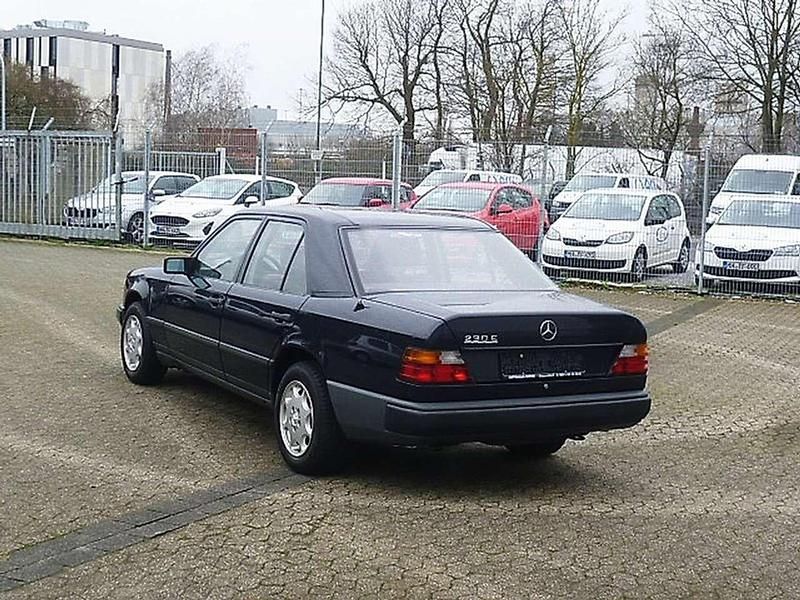 Gebraucht Mercedes E230 132 PS (97 kW) 1988 Mitternachtblau 904 Limousine