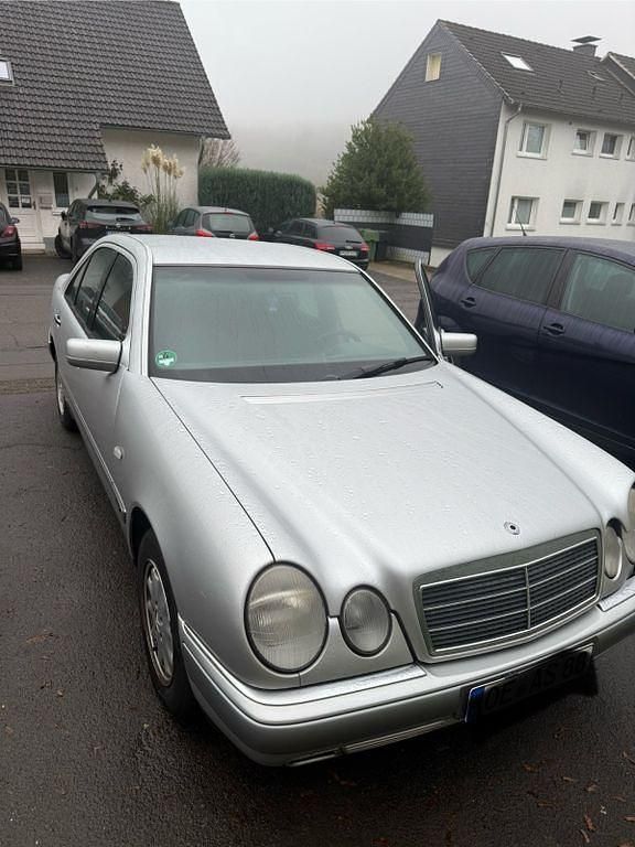 Silber Gebraucht 1997 Mercedes E200 Classic Limousine | 2.500 € (Guter Preis) - Bild 1/4
