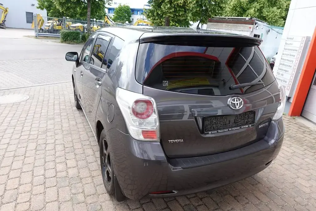 Gebraucht Toyota Verso Life 147 PS (108 kW) 2010 Grau Van / Kleinbus