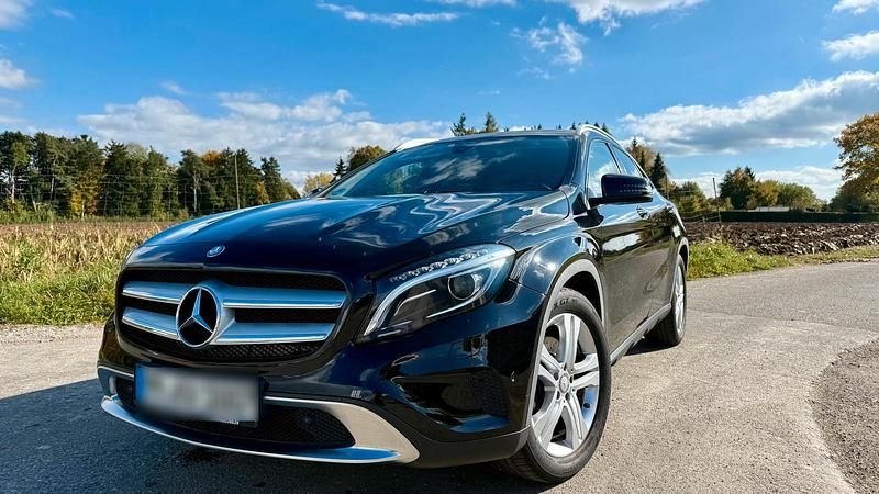 Schwarz Gebraucht 2016 Mercedes GLA250 Sport SUV | 22.490 € (Etwas zu teuer) - Bild 1/4