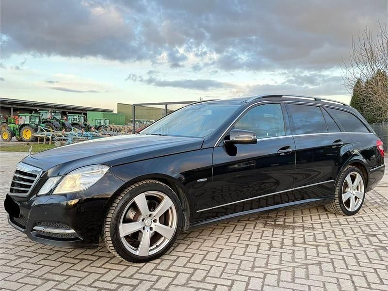 Gebraucht Mercedes E300 231 PS (169 kW) 2011 Schwarz Limousine
