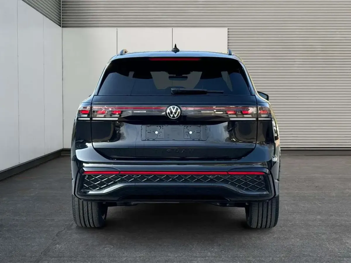 Neu VW Tiguan R-line Edition 193 PS (141 kW) 2025 Grenadillschwarz metallic SUV
