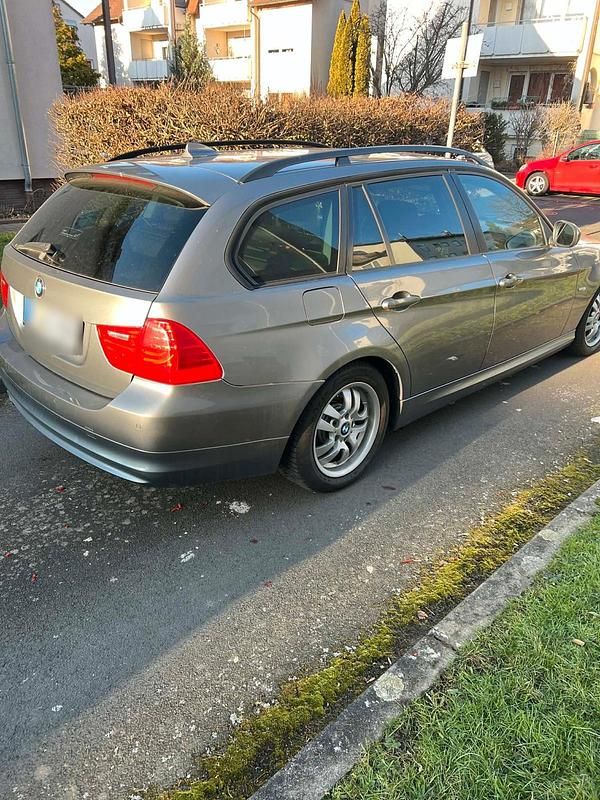 Gebraucht BMW 318 146 PS (107 kW) 2009 Grau Kombi