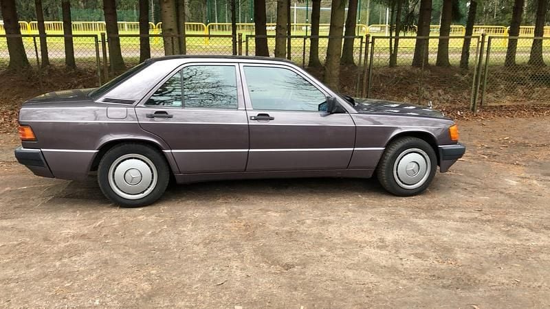 Braun Gebraucht 1992 Mercedes 190 Limousine | 9.800 € - Bild 1/4