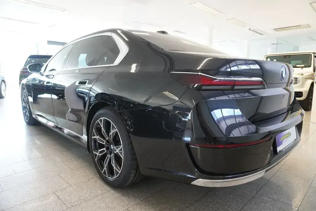 Gebraucht BMW 750e 489 PS (359 kW) 2025 Schwarz Limousine