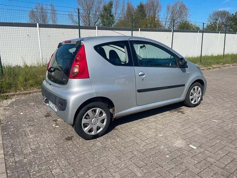 Gebraucht Peugeot 107 65 PS (47 kW) 2010 Silber Kleinwagen