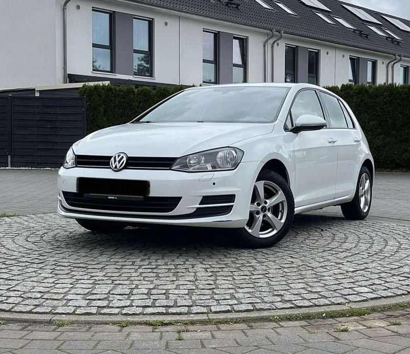 Weiß Gebraucht 2014 VW Golf VII Trendline Kleinwagen | 6.837 € (Guter Preis) - Bild 1/4