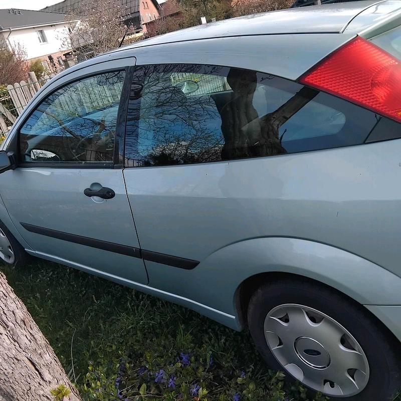 Second-hand Ford Focus 90 CP (66 kW) 2004 Albastru Hatchback