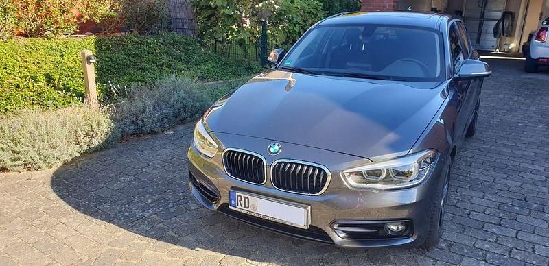 Grau Gebraucht 2018 BMW 118 Sport Line Kleinwagen | 16.500 € (Guter Preis) - Bild 1/4