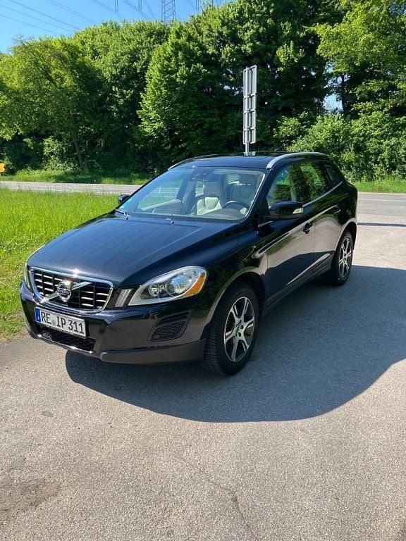 Schwarz Gebraucht 2011 Volvo XC60 Momentum SUV | 10.900 € (Fairer Preis) - Bild 1/4