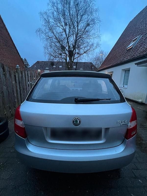 Gebraucht Skoda Fabia 60 PS (44 kW) 2008 Silber Limousine