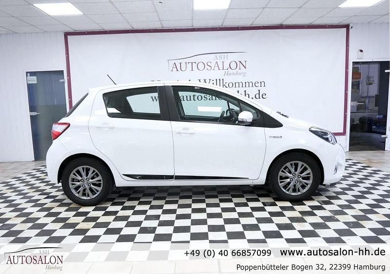 Gebraucht Toyota Yaris Hybrid 75 PS (55 kW) 2018 Super white 2 Limousine