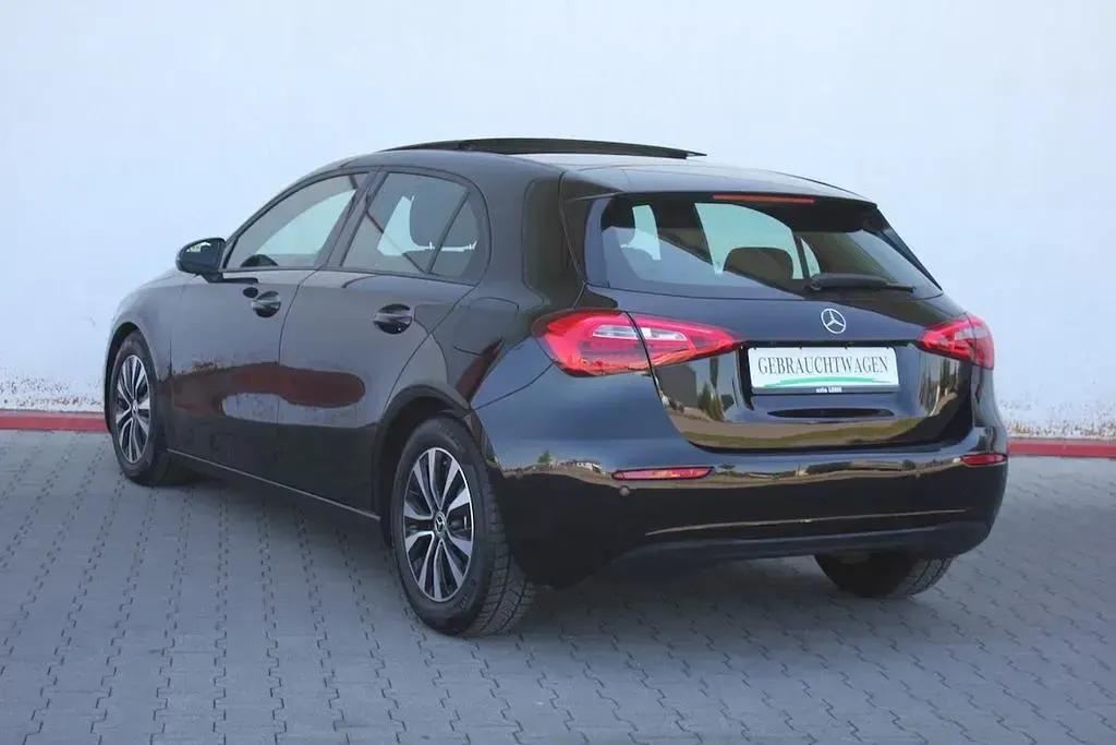 Gebraucht Mercedes A160 109 PS (80 kW) 2021 Kosmosschwarz metalliclack 191 Limousine